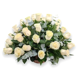 CANASTO DE 40 ROSAS BLANCAS CON TOQUES DE AUCALIPTOS